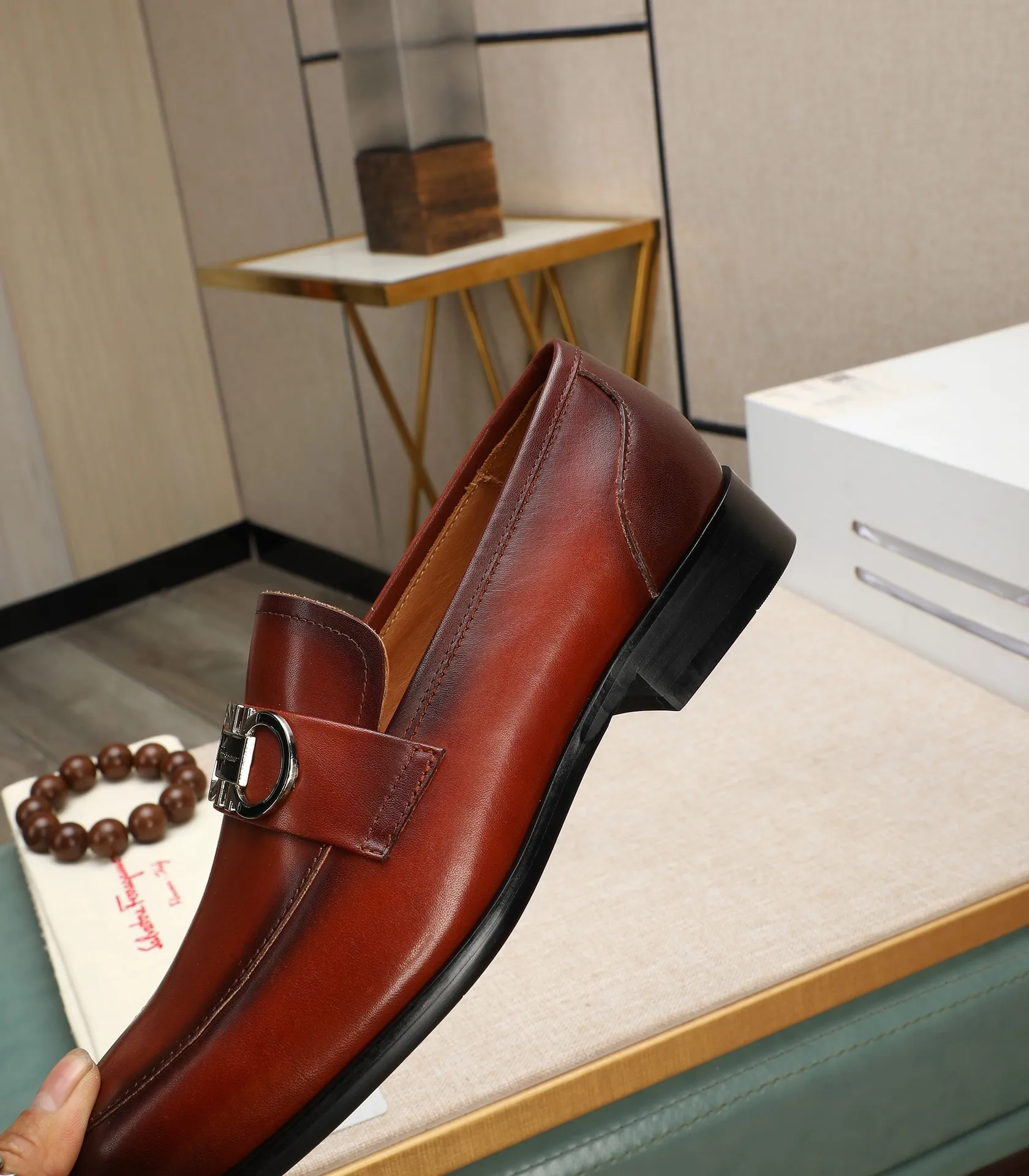 Men's shoes 💰540📛📛(water-dyed cowhide) Salvatore Ferragamo high-end (Salvatore Ferragamo) is the world's top luxury footwear brand. It comes from the fashion kingdom of Italy and is famous all over the world for its traditional handmade design and novel styles...🚶🏻🚶🏻New suit shoes are available simultaneously at the counter. This model is purely handmade. The fabric is imported from Italy's original first-layer cowhide. Soft water-dyed cowhide lining. Original authentic outsole🌀🌀Size: 38➖44 (45 customized)